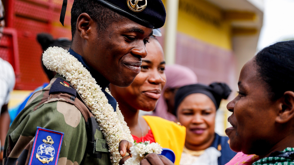 Un jeune volontaire du SMA et sa mère à l'issue de la présentation au drapeau à Mayotte